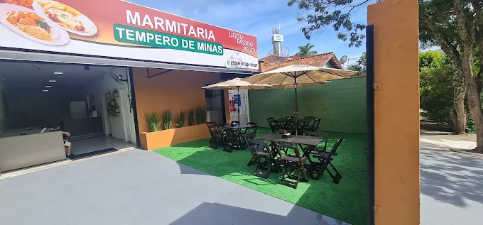 Mesa com pratos caseiros e refeicao completa